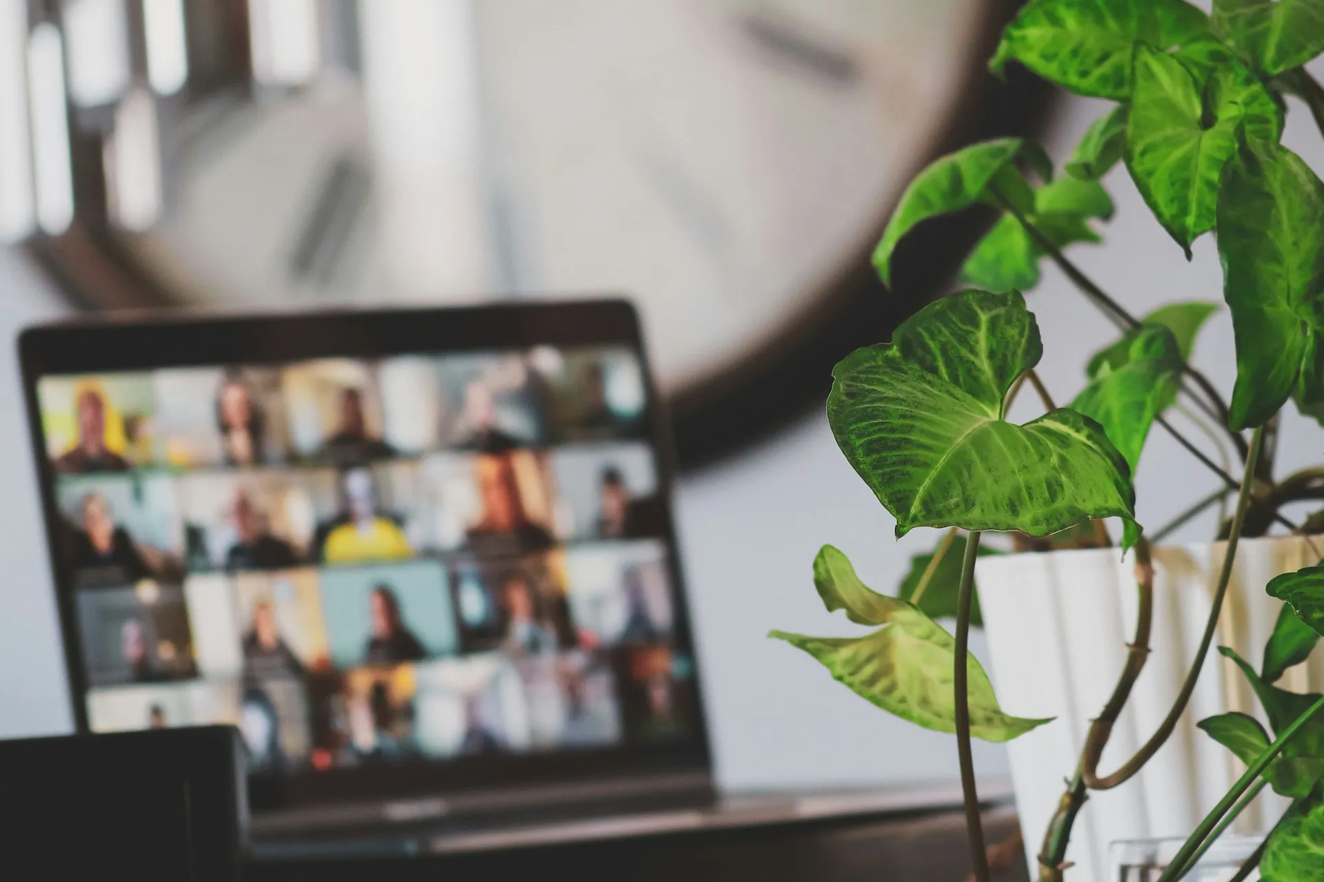 Pantalla de videoconferencia con varios propietarios conectados desde sus casas, con el orden del día visible y un chat de votaciones en el lateral.