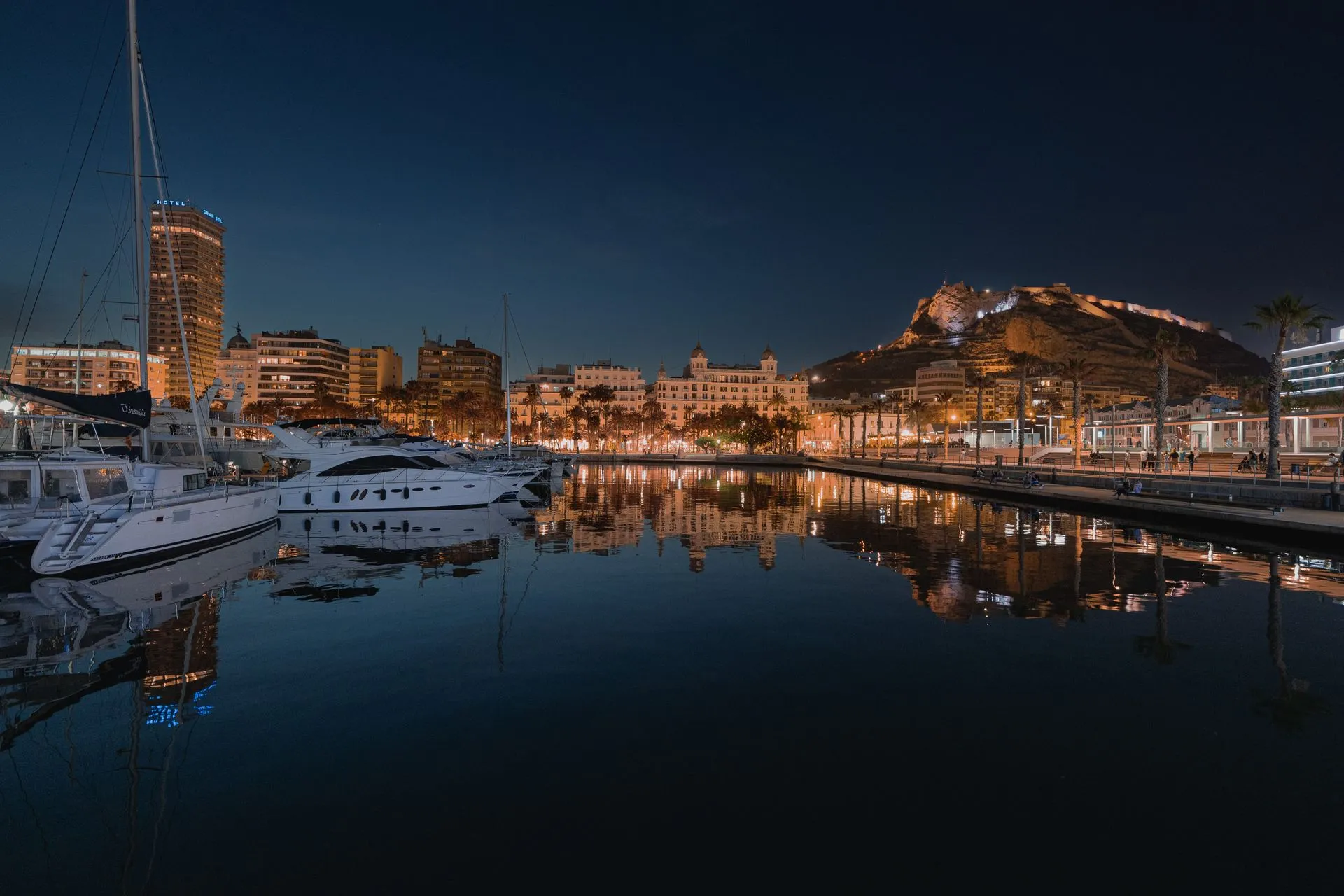 Vista del castillo de Santa Bárbara y la playa del Postiguet de Alicante
