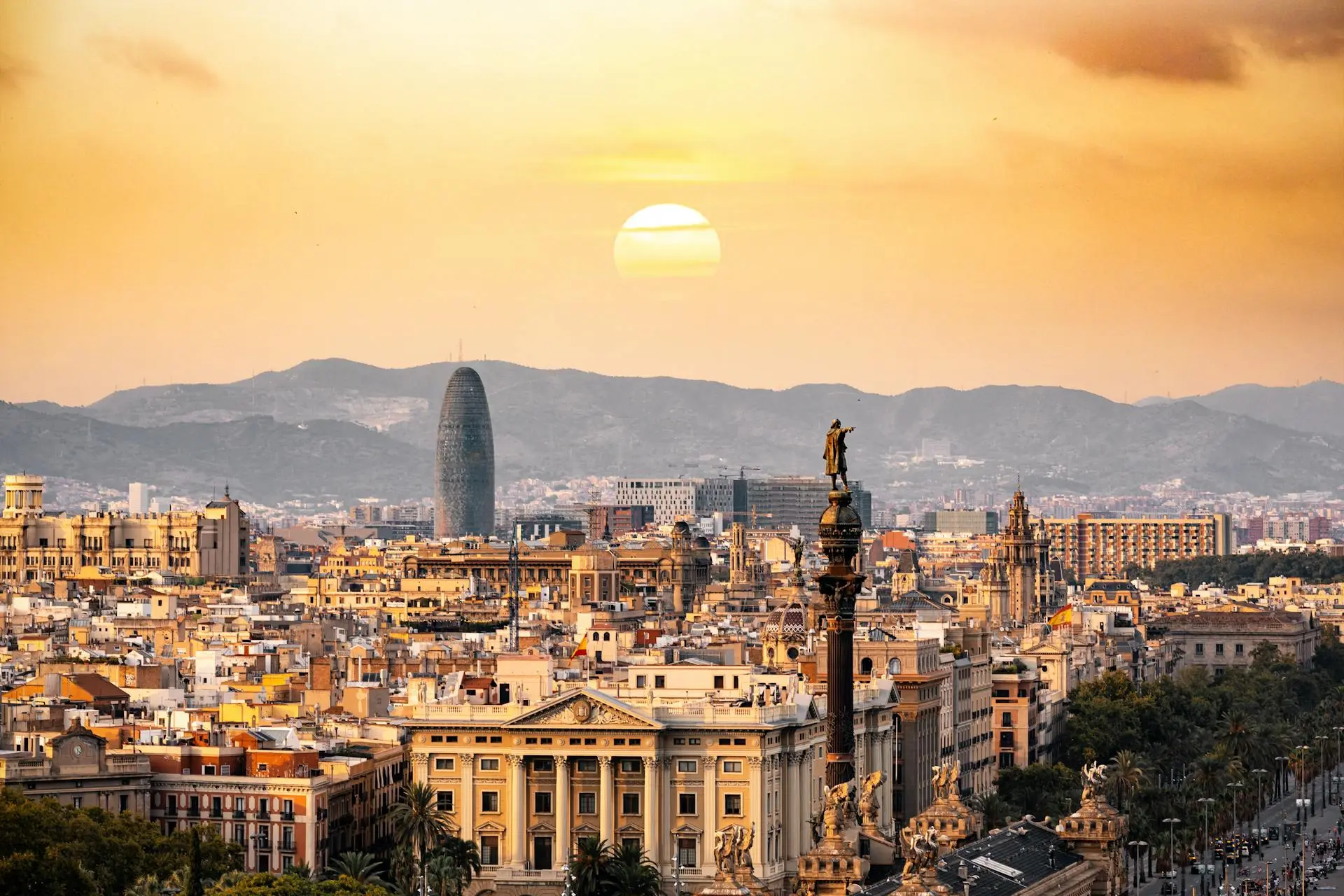 Vista aérea del Eixample de Barcelona con la cuadrícula del plan Cerdà al atardecer