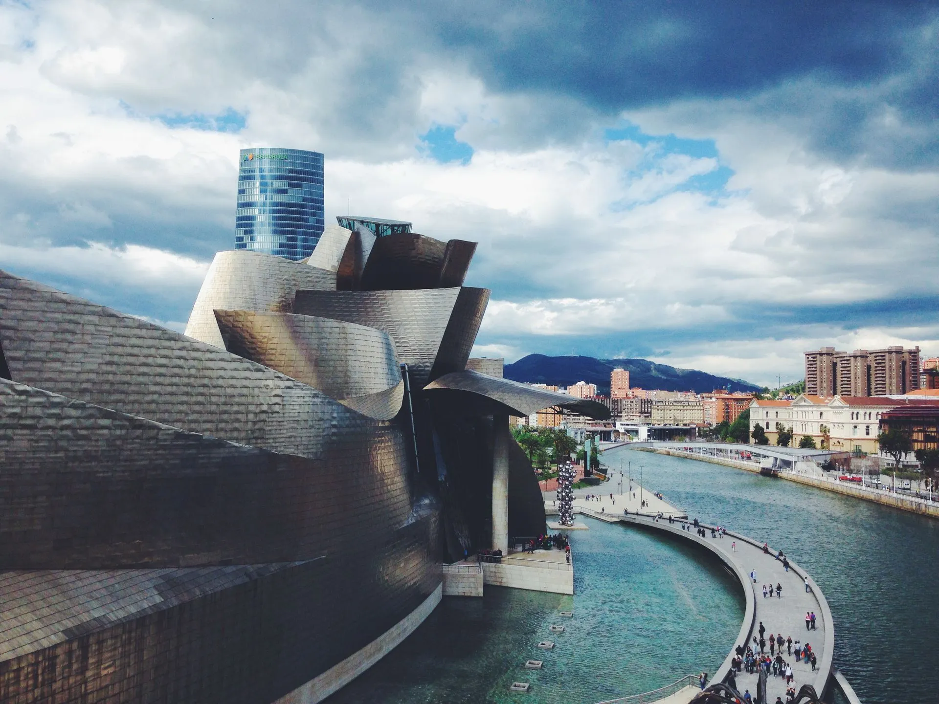 Vista del Museo Guggenheim y la ría de Bilbao
