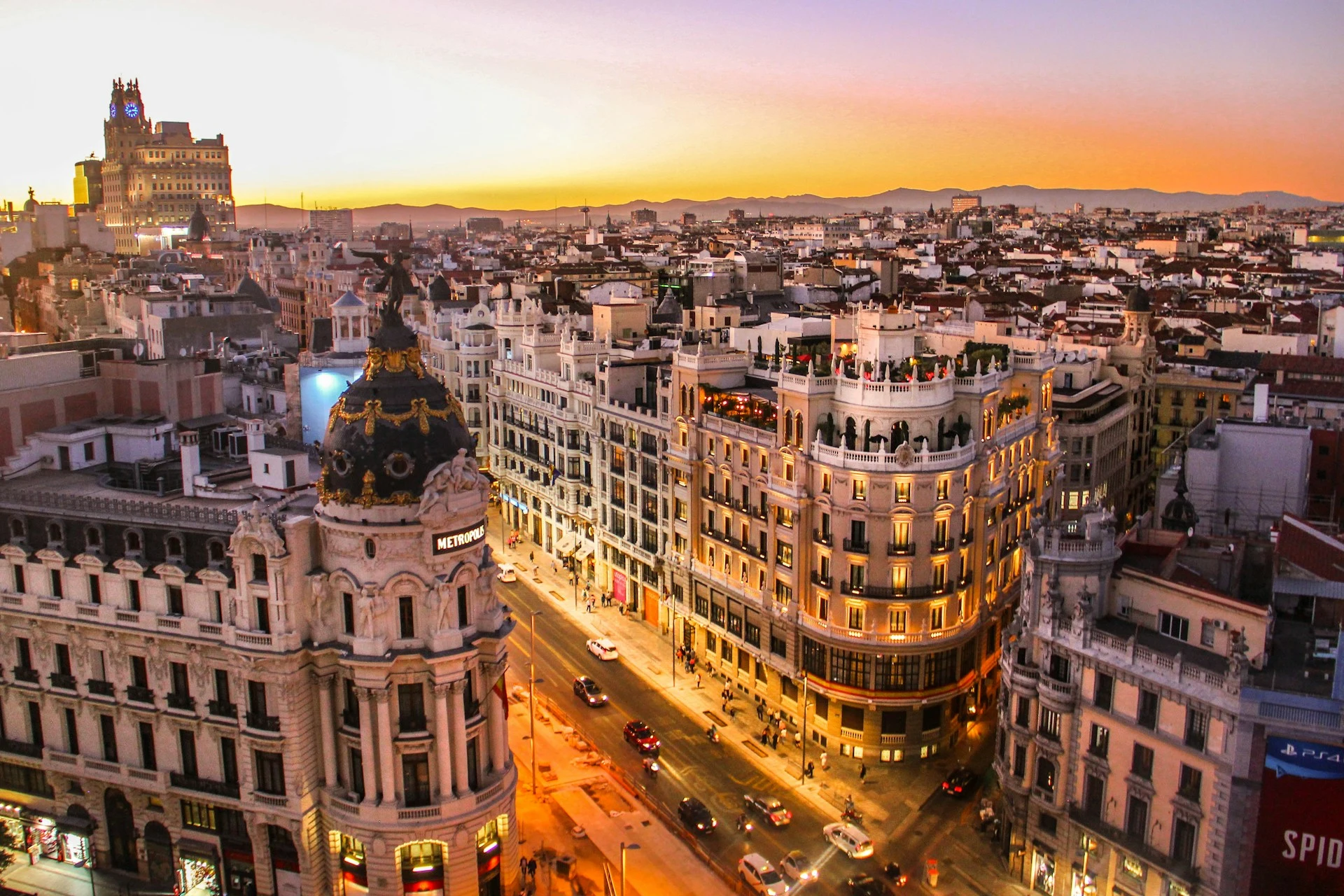 Vista aérea de Gran Vía y Edificio Metrópolis al atardecer, Madrid