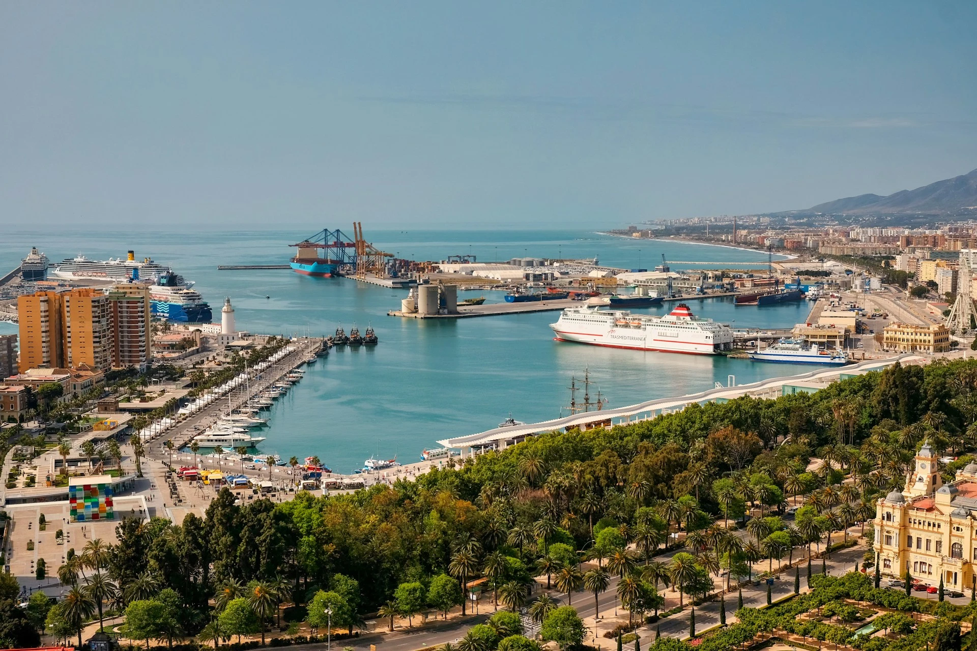 La Alcazaba y el Castillo de Gibralfaro de Málaga desde el puerto, con el Mediterráneo al fondo