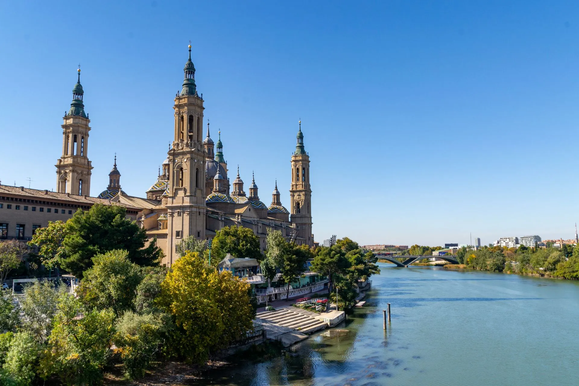 Vista de la Basílica del Pilar y el Ebro a su paso por Zaragoza